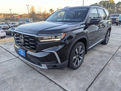 Used 2024 Honda Pilot Touring image 3