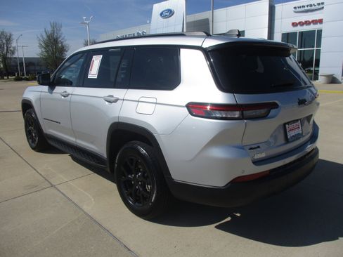 Used 2024 Jeep Grand Cherokee L Laredo AWD/4WD image 4