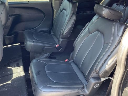 Used 2026 Chrysler Pacifica Select image 17