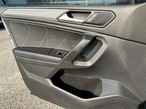 Used 2023 Volkswagen Tiguan SE R-Line image 21