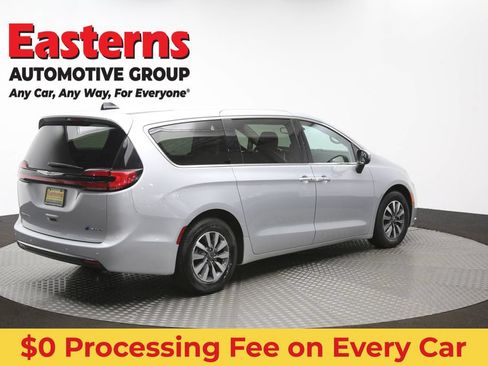 Used 2023 Chrysler Pacifica Touring-L FWD image 43