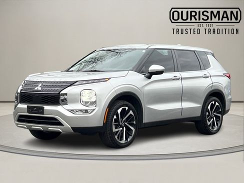 Used 2022 Mitsubishi Outlander SE image 2