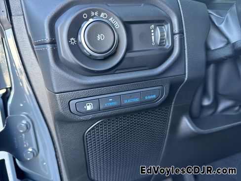 Used 2025 Jeep Wrangler Sahara image 32