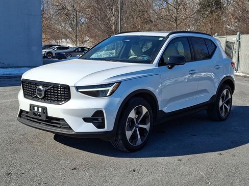 Used 2023 Volvo XC40 B5 Plus image 3