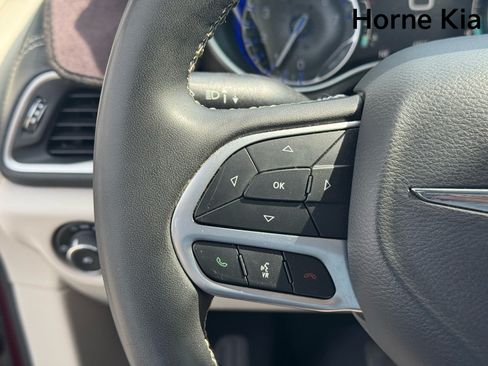 Used 2023 Chrysler Pacifica Touring-L FWD image 19