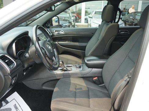 Used 2019 Jeep Grand Cherokee Laredo AWD/4WD image 12