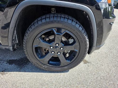 Used 2018 Jeep Grand Cherokee Laredo AWD/4WD image 13
