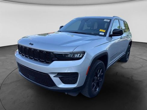 Used 2024 Jeep Grand Cherokee Altitude AWD/4WD image 9