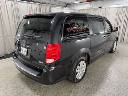 Used 2017 Dodge Grand Caravan SE image 4