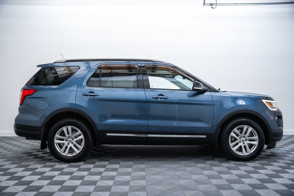 Used 2018 Ford Explorer XLT w/ Equipment Group 202A AWD/4WD image 4