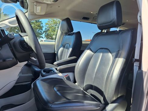 Used 2023 Chrysler Pacifica Touring-L image 21