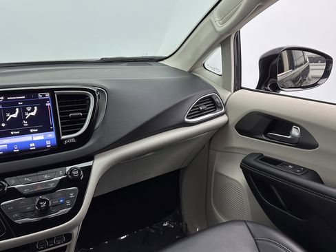 Used 2024 Chrysler Pacifica Touring-L image 28