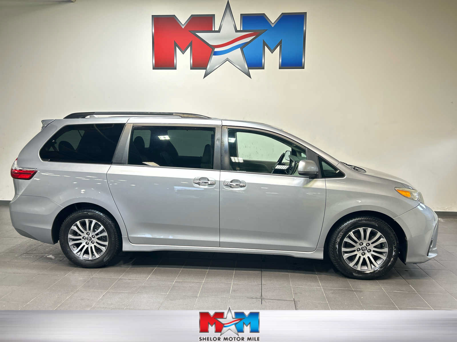 Used 2018 Toyota Sienna XLE w/ XLE Navigation Package FWD image 1