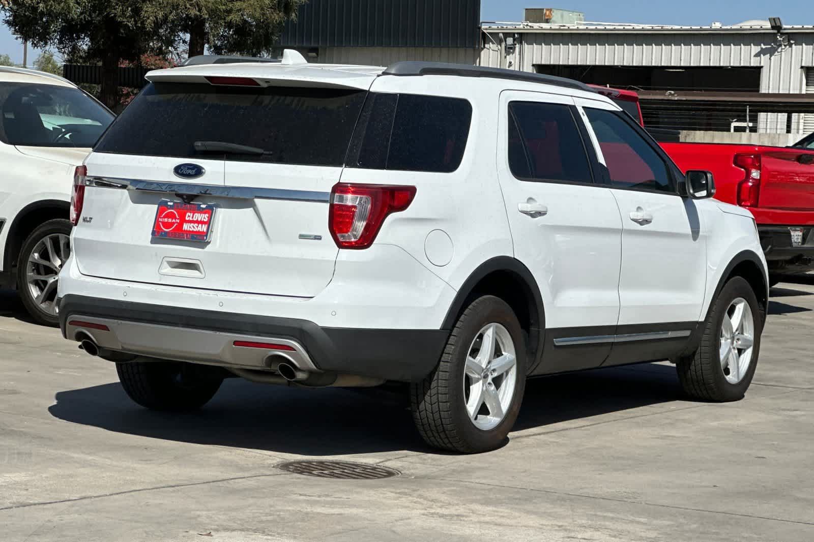 Used 2017 Ford Explorer XLT AWD/4WD image 3