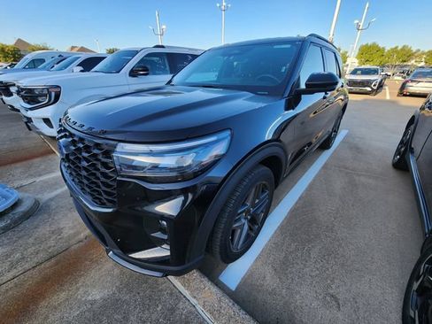 Used 2025 Ford Explorer ST-Line w/ ST-Line Street Pack AWD/4WD image 3