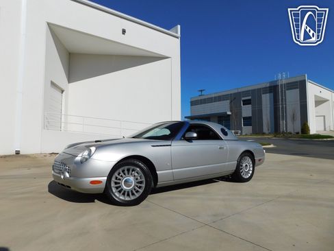 Used 2004 Ford Thunderbird image 2