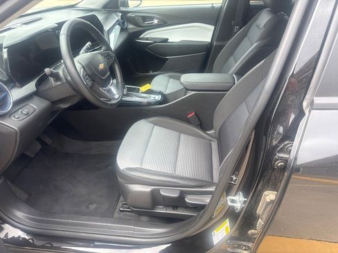 Used 2025 Chevrolet Trax LT w/ LT Convenience Package FWD image 16