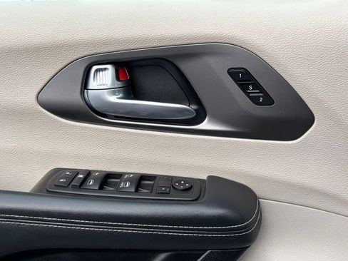 Used 2024 Chrysler Pacifica Touring-L image 20