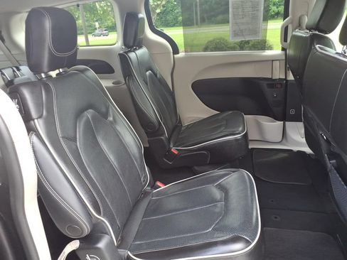 Used 2023 Chrysler Pacifica Limited FWD image 19