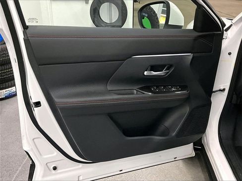 Used 2025 Nissan Kicks SR w/ SR Premium Package image 9