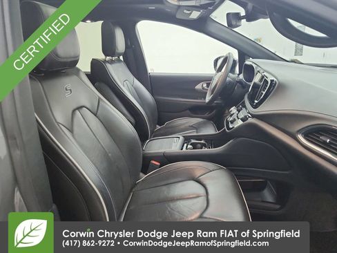 Certified 2025 Chrysler Pacifica Limited FWD image 33