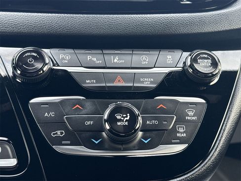 Used 2020 Chrysler Pacifica Touring-L w/ Advanced Safetytec Group image 16