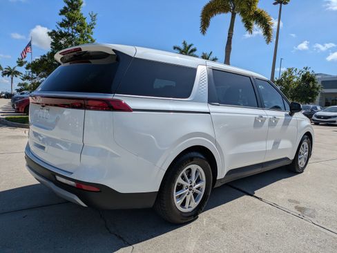 Used 2024 Kia Carnival LX FWD image 4