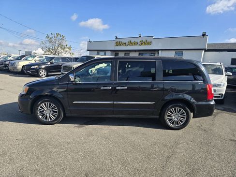 Used 2014 Chrysler Town & Country Touring-L w/ Driver Convenience Group image 2