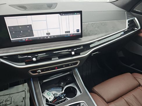 Used 2025 BMW X7 M60i image 10
