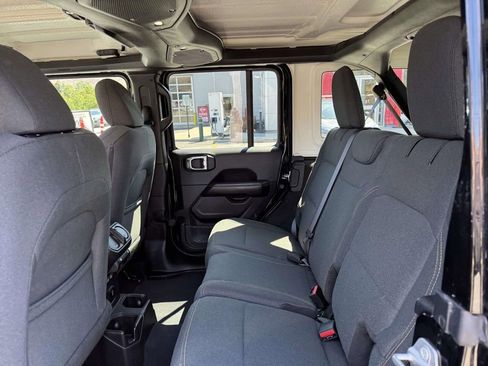Used 2025 Jeep Wrangler Unlimited Sahara AWD/4WD image 10