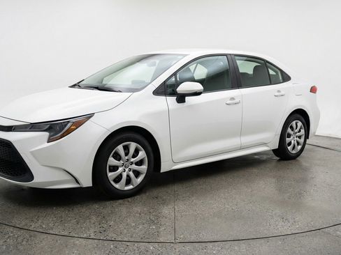 Used 2025 Toyota Corolla LE FWD image 3