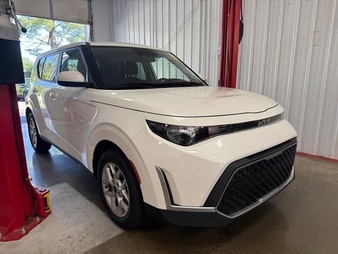 Certified 2025 Kia Soul LX w/ LX Technology Package FWD image 1