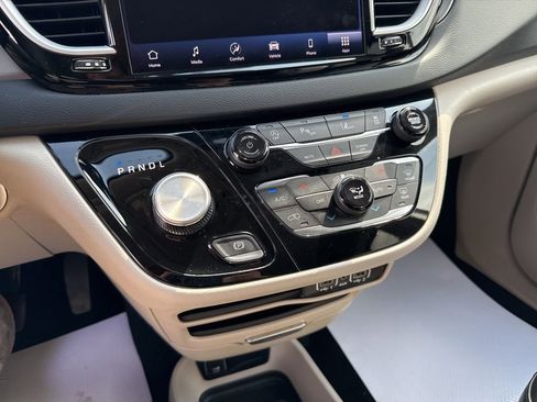 Used 2023 Chrysler Pacifica Touring-L FWD image 37