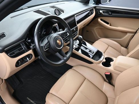 Certified 2023 Porsche Macan Turbo image 4