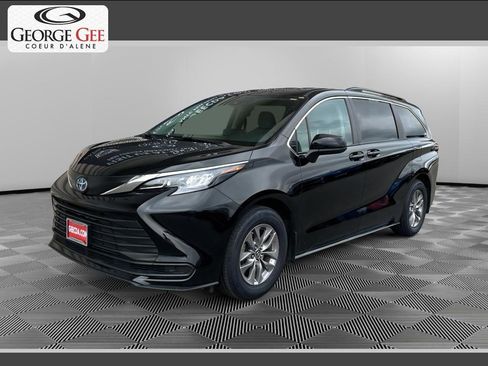 Used 2024 Toyota Sienna LE AWD/4WD image 1