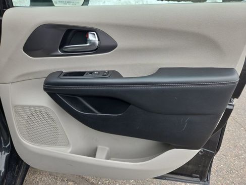 Used 2023 Chrysler Pacifica Touring-L FWD image 39