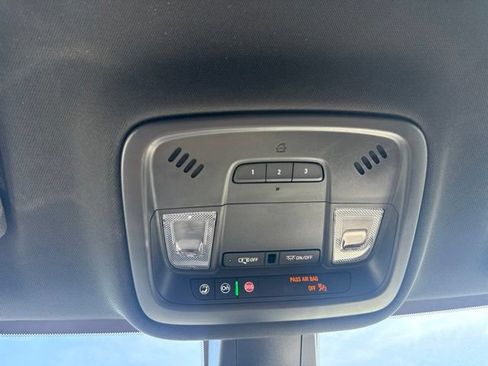 Used 2023 Chevrolet Traverse LT FWD image 23