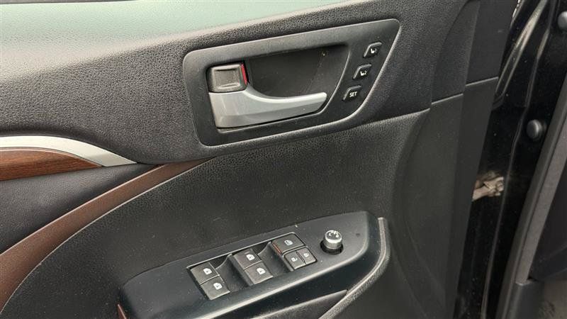 Used 2015 Toyota Highlander Limited Platinum AWD/4WD image 16