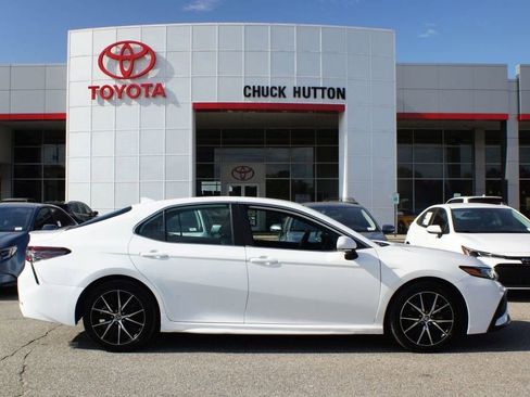 Used 2024 Toyota Camry SE image 1