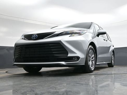 Used 2025 Toyota Sienna XLE image 43