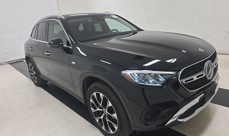 Used 2025 Mercedes-Benz GLC 350e 4MATIC w/ Driver Assistance Package image 3