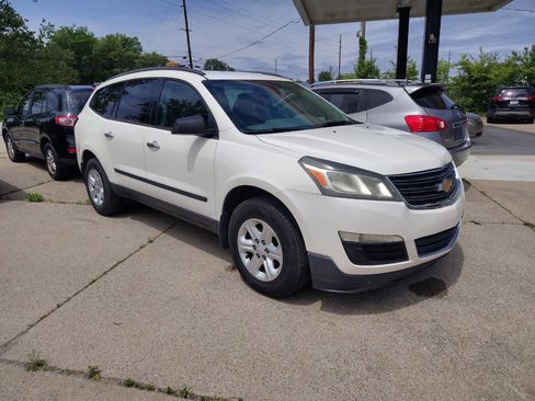 Used 2014 Chevrolet Traverse LS FWD image 2