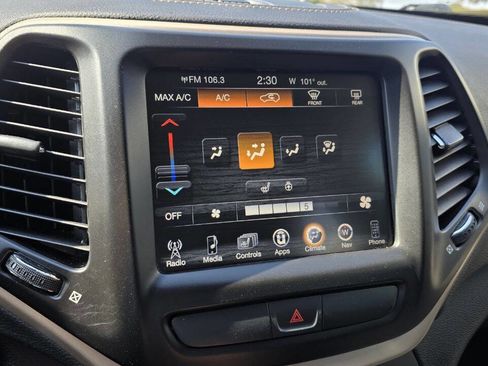 Used 2017 Jeep Cherokee Latitude w/ Cold Weather Group image 19