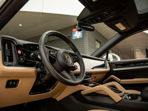 Certified 2026 Porsche Cayenne Coupe AWD/4WD image 4