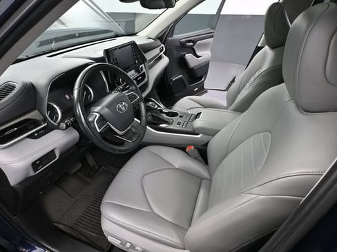 Used 2022 Toyota Highlander XLE AWD/4WD image 21