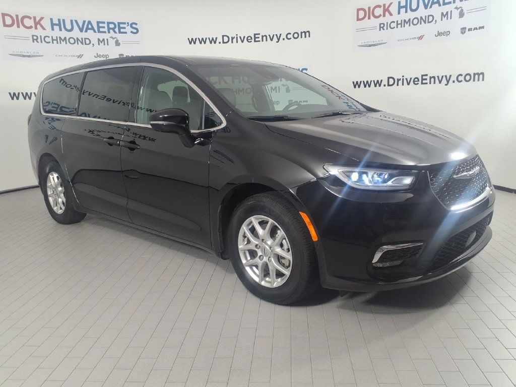 Used 2025 Chrysler Pacifica Select w/ Uconnect Theater Family Group FWD image 3