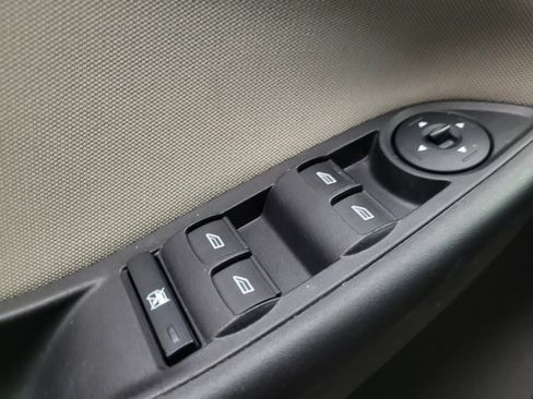 Used 2018 Ford Focus SE w/ SE Appearance Package FWD image 27