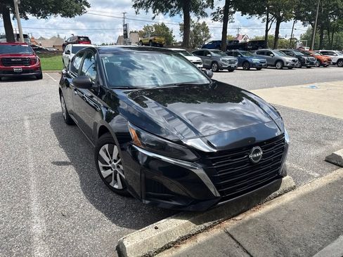 Used 2024 Nissan Altima 2.5 S FWD image 3
