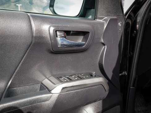 Used 2020 Toyota Tacoma TRD Sport w/ Technology Package AWD/4WD image 16