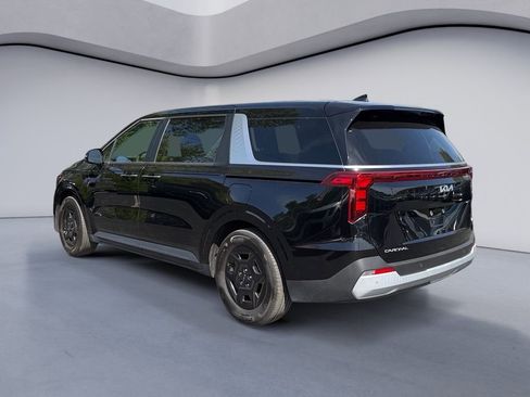 Used 2025 Kia Carnival image 3